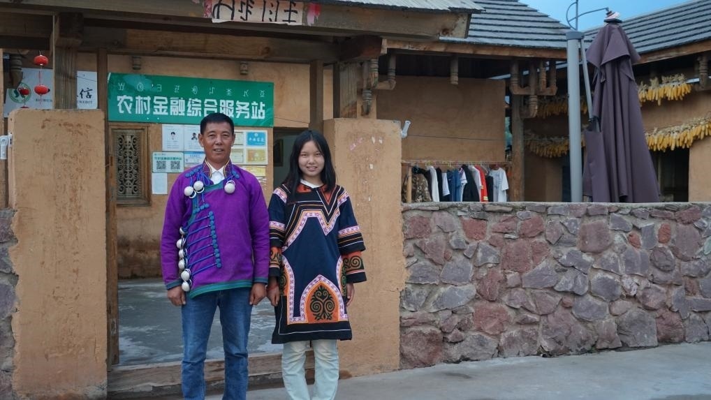 吉好有果和父親吉好也求在三河村新家合影。新華社記者 尹恒 攝