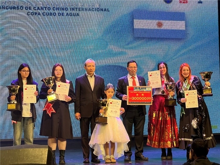 圖為中國駐阿根廷大使王衛(wèi)、阿根廷華文教育基金會會長劉芳勇為五名“金獎”選手頒獎（阿根廷拉普拉塔國立大學(xué)孔子學(xué)院供圖）