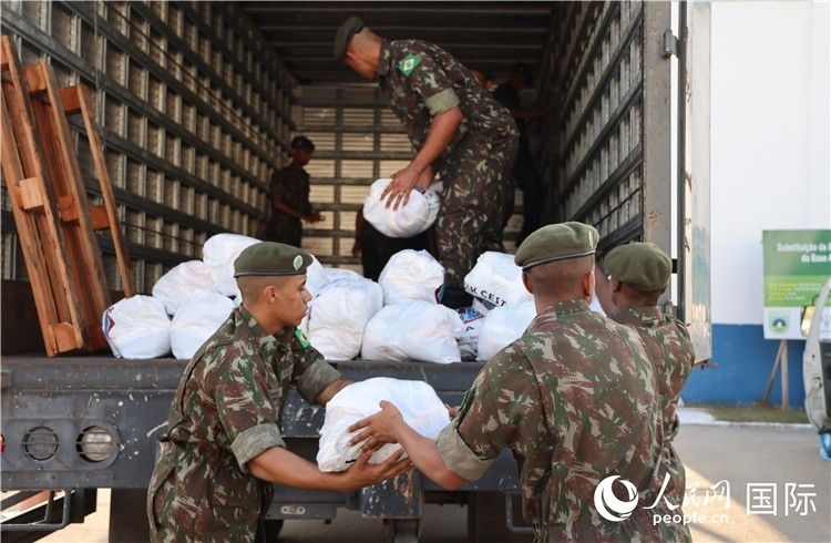 里約加利昂空軍基地，軍人在將捐贈(zèng)物資裝車。人民網(wǎng)記者 時(shí)元皓攝