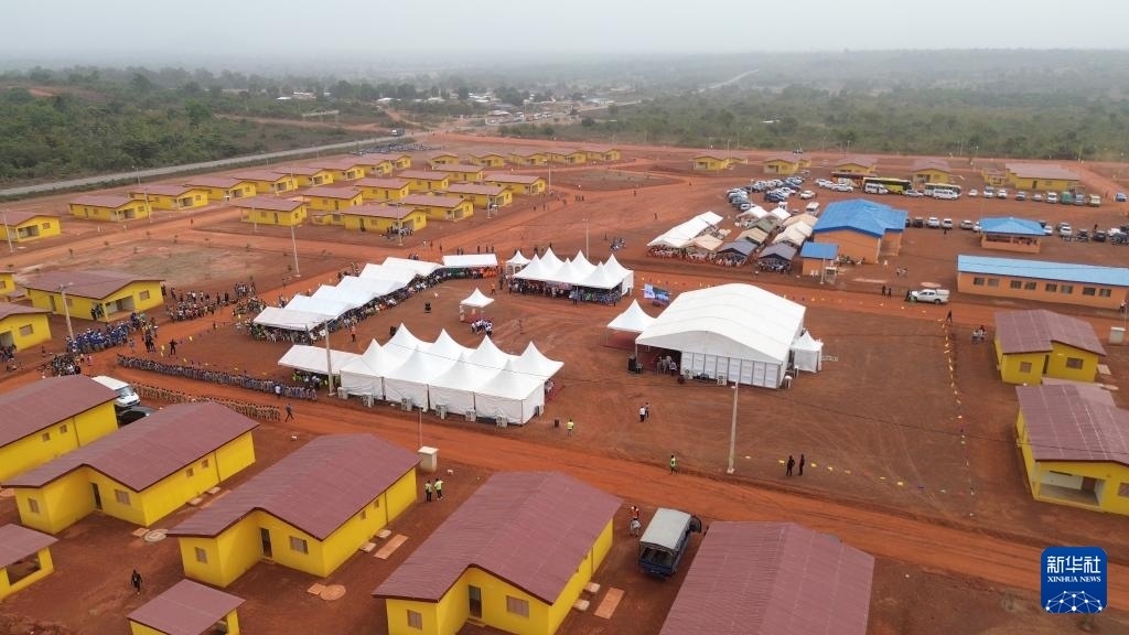 這是2023年12月16日在科特迪瓦北部城鎮(zhèn)費爾凱塞杜古以北拍攝的旱港移民新村（無人機照片）。新華社發(fā)（中成股份科特迪瓦分公司供圖）