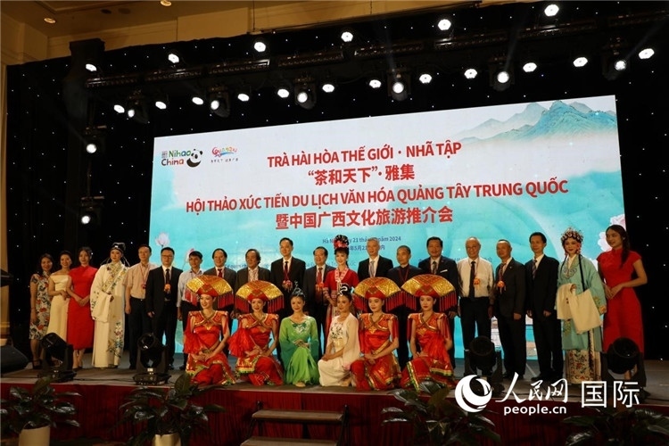 中越兩國嘉賓合影留念。人民網(wǎng)記者楊曄攝