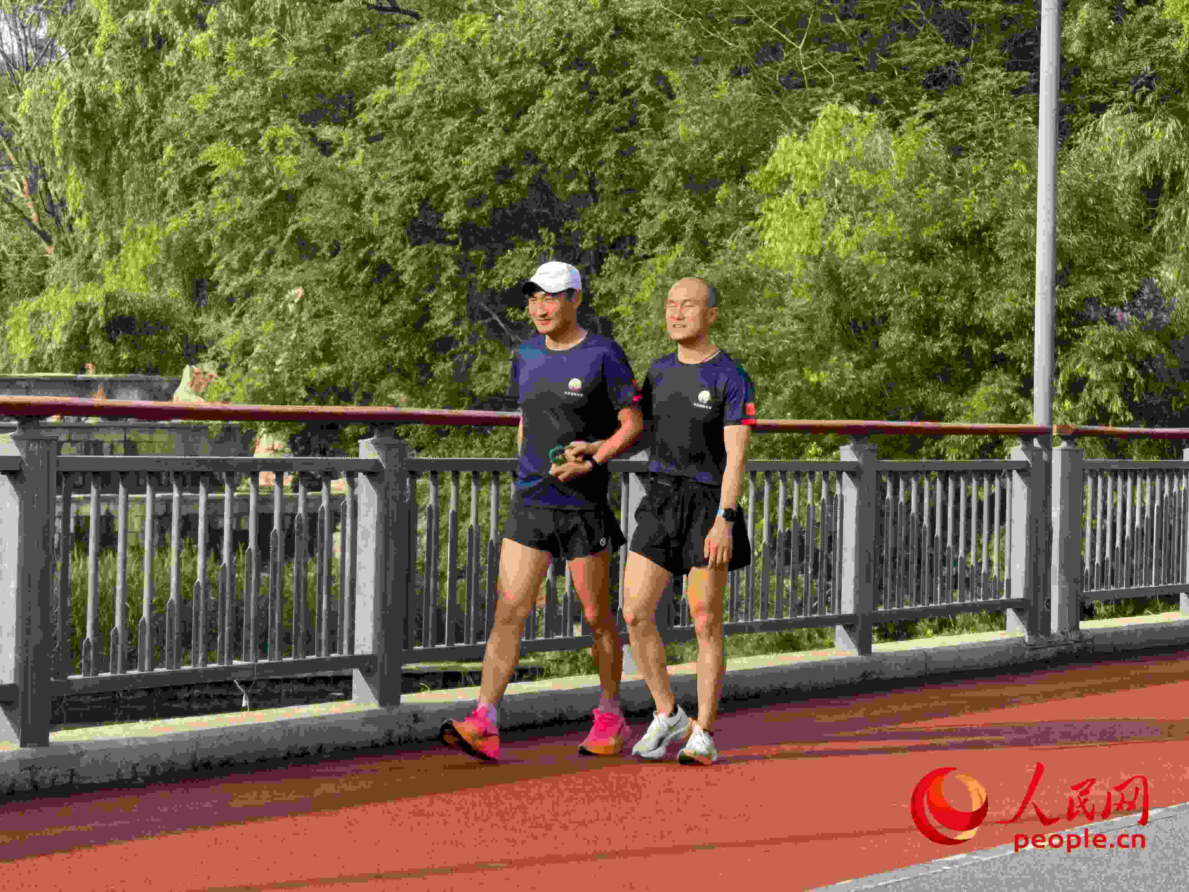 李玉寶和何亞君跑步后進(jìn)行調(diào)整。人民網(wǎng) 周靜圓攝
