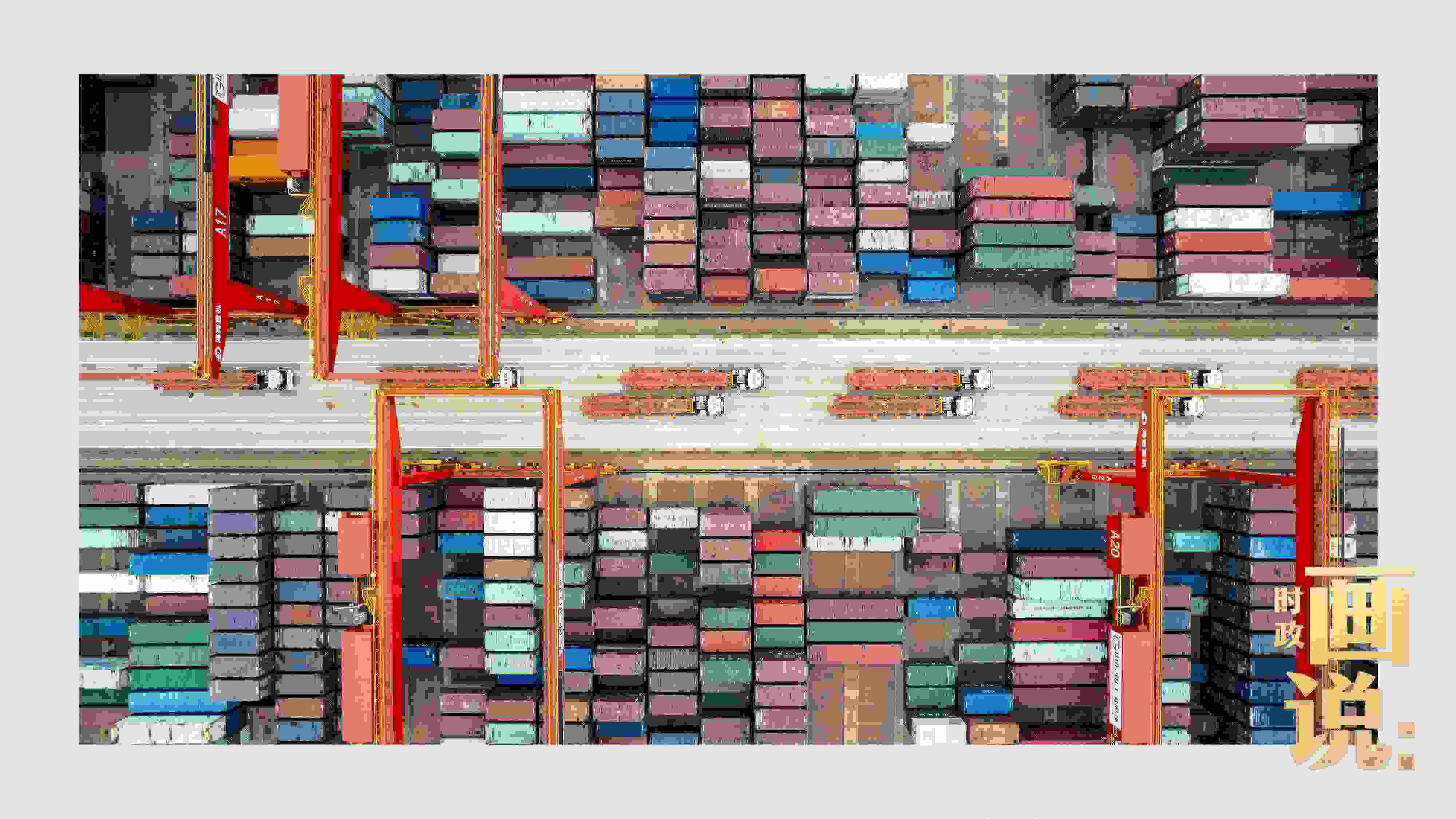 △相比于傳統(tǒng)碼頭，智慧、綠色的全自動(dòng)化集裝箱碼頭單機(jī)效率可提升50%，綜合成本降低70％，人力成本下降80%，每年可削減碳排放9720噸。