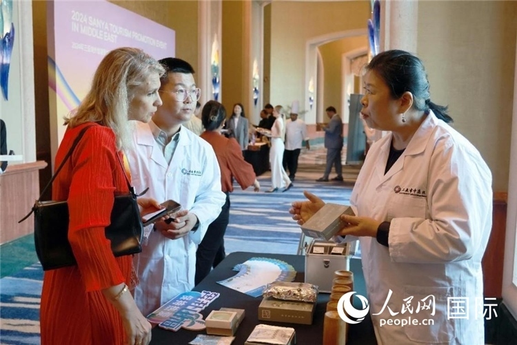三亞市中醫(yī)院代表向來賓介紹中醫(yī)。人民網(wǎng)記者管克江攝