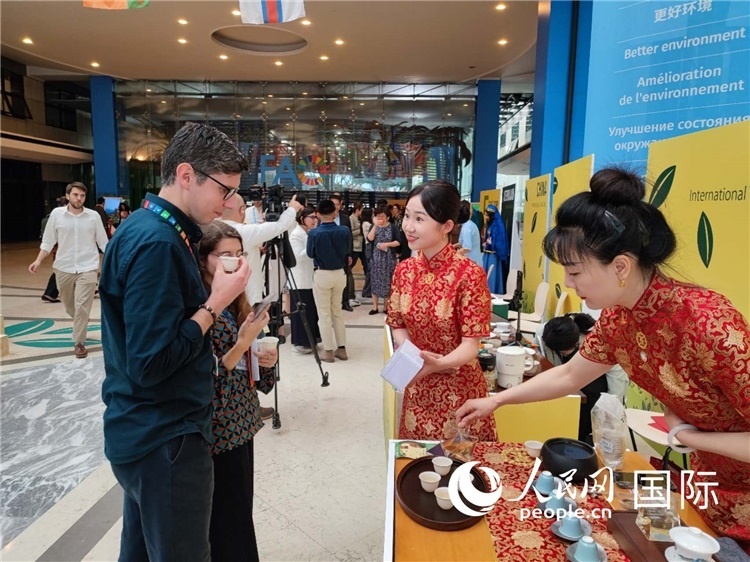 與會嘉賓在中國展臺品茶。 人民網(wǎng)記者 謝亞宏攝