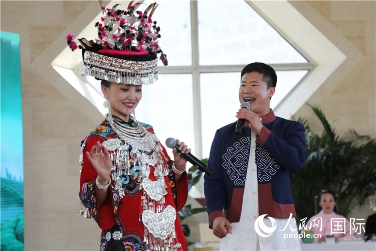 2、來自湖北的歌唱家演唱民族歌曲。 人民網(wǎng)記者 李志偉攝