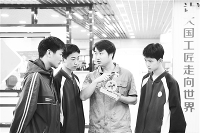 職業(yè)院校教師為數(shù)控技術(shù)應(yīng)用專業(yè)學(xué)生授課。 新華社記者 王全超攝