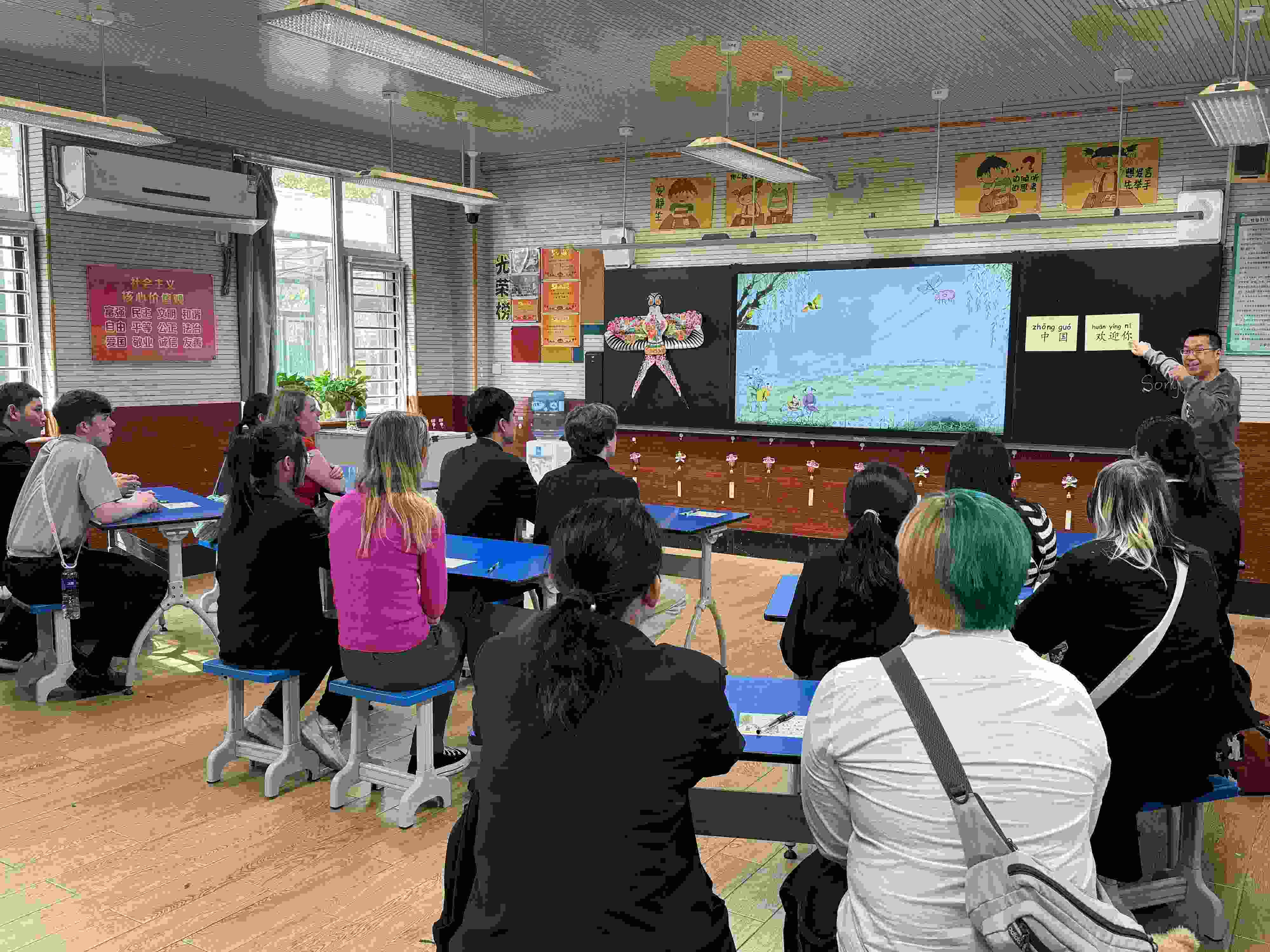 2024年4月20日，美國艾奧瓦州馬斯卡廷高中“友誼傳承”研學(xué)團(tuán)來到石家莊外國語學(xué)校，中美學(xué)生同上一節(jié)中文課。