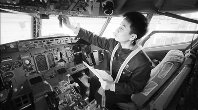  學(xué)生在西航職院實(shí)訓(xùn)基地培訓(xùn)。 王禹涵攝