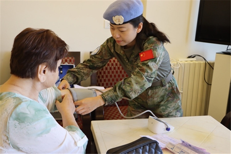 【1】 醫(yī)療分隊(duì)隊(duì)員為當(dāng)?shù)鼗颊邷y量血壓。曾德樂攝
