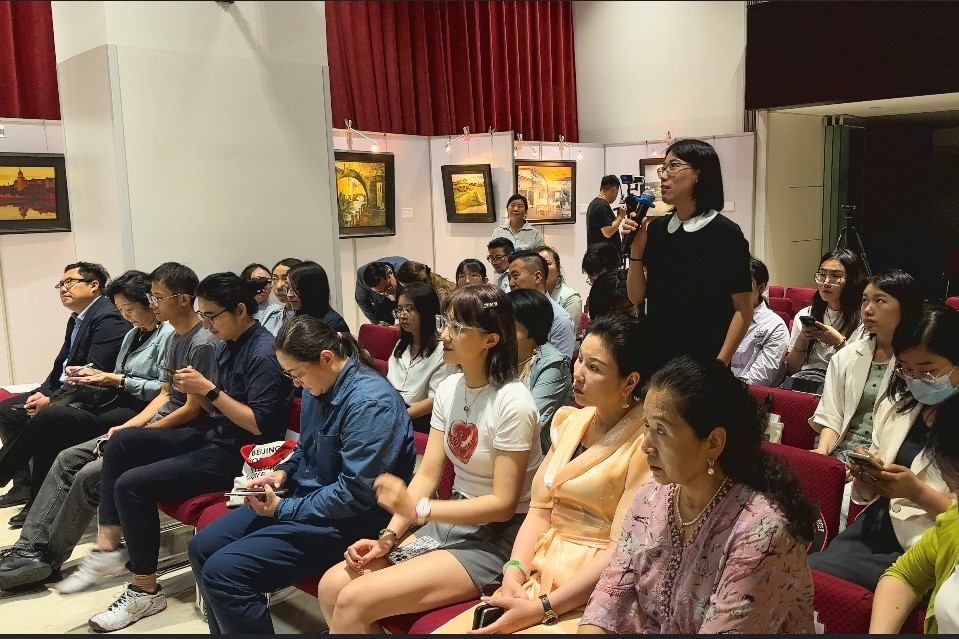 參會(huì)記者現(xiàn)場提問。