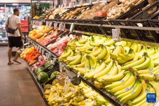 5月24日，顧客在德國(guó)柏林一家超市購(gòu)物。新華社記者 任鵬飛 攝