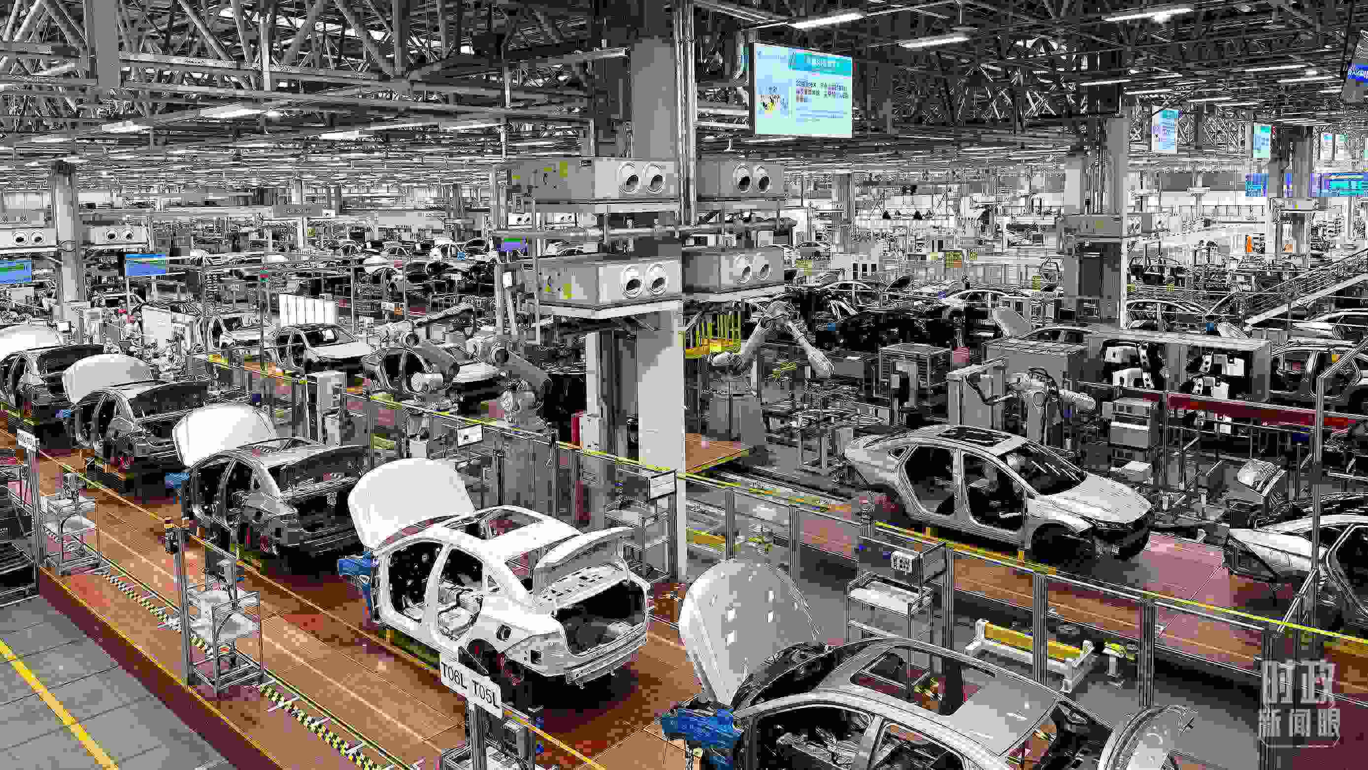 廣州廣汽埃安總裝車間智能生產(chǎn)線。2023年4月，習(xí)近平曾到這里考察。（總臺(tái)央視記者趙化拍攝）