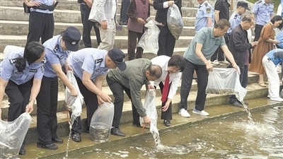 庭審后開展增殖放流。