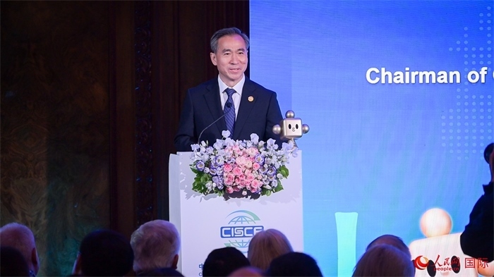 中國(guó)國(guó)際貿(mào)易促進(jìn)委員會(huì)會(huì)長(zhǎng)任鴻斌致辭。人民網(wǎng) 郭錦標(biāo)攝