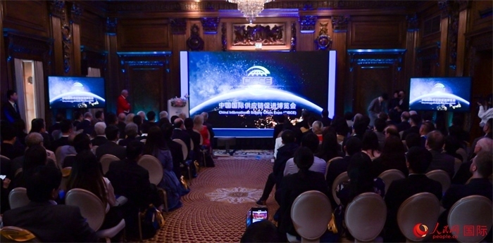 現(xiàn)場(chǎng)播放第二屆中國(guó)國(guó)際供應(yīng)鏈促進(jìn)博覽會(huì)宣傳片。人民網(wǎng) 郭錦標(biāo)攝