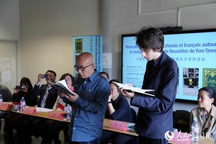 法國學子與作家韓東共讀小說選段。人民網(wǎng)記者 于超凡攝