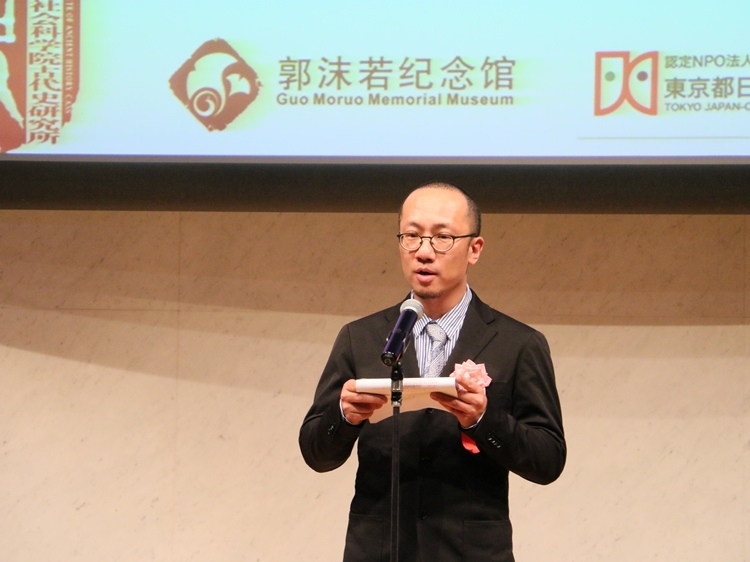 郭沫若紀(jì)念館副館長(zhǎng)梁雪松代讀致辭。人民網(wǎng) 許可攝