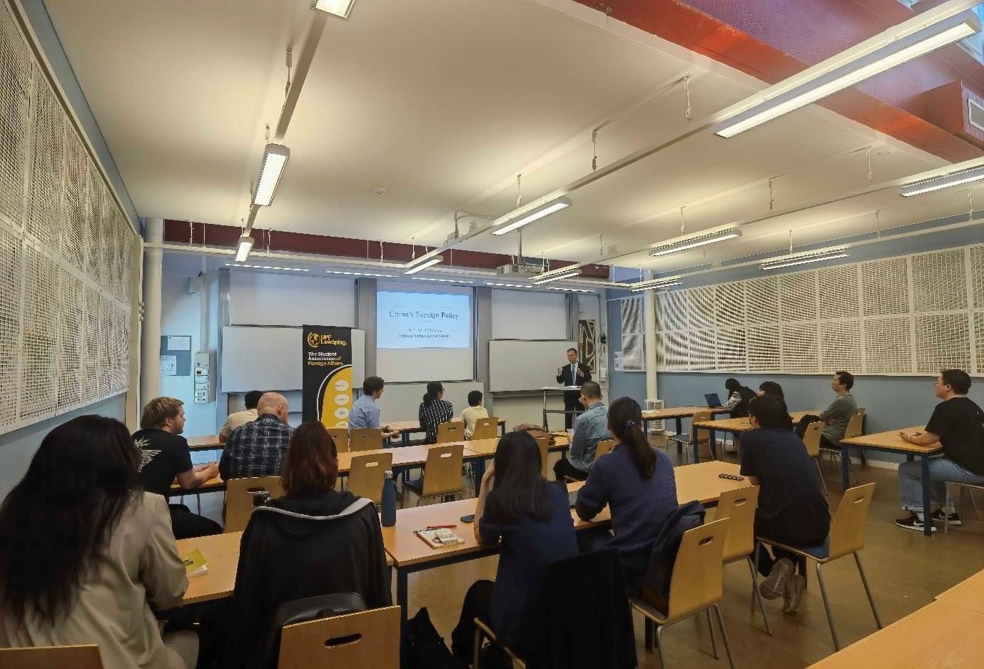 中國駐瑞典大使崔愛民與同學(xué)們互動(dòng)并回答問題。中國駐瑞典大使館供圖