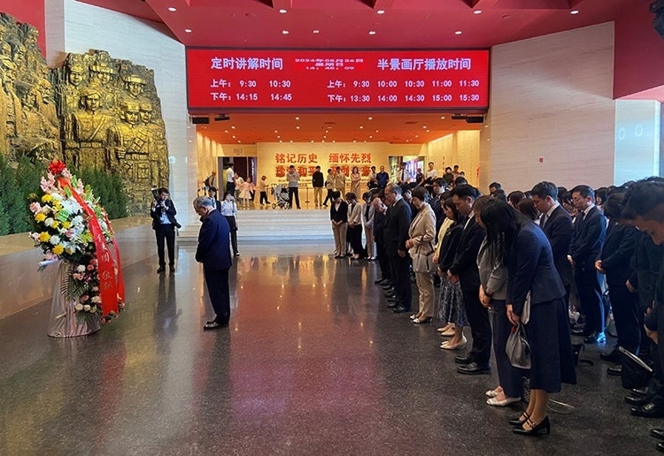 創(chuàng)價學會會長原田稔及青年代表團向中國人民抗日戰(zhàn)爭紀念館敬獻花籃。中國人民抗日戰(zhàn)爭紀念館供圖