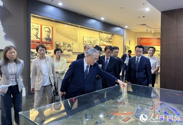 創(chuàng)價學會會長原田稔（中）與青年代表團成員訪問中國人民抗日戰(zhàn)爭紀念館。人民網(wǎng)記者 陳思攝
