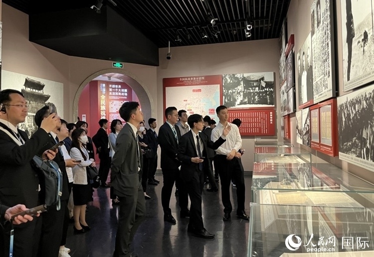 創(chuàng)價學會青年代表團成員在中國人民抗日戰(zhàn)爭紀念館參觀。人民網(wǎng)記者 陳思攝