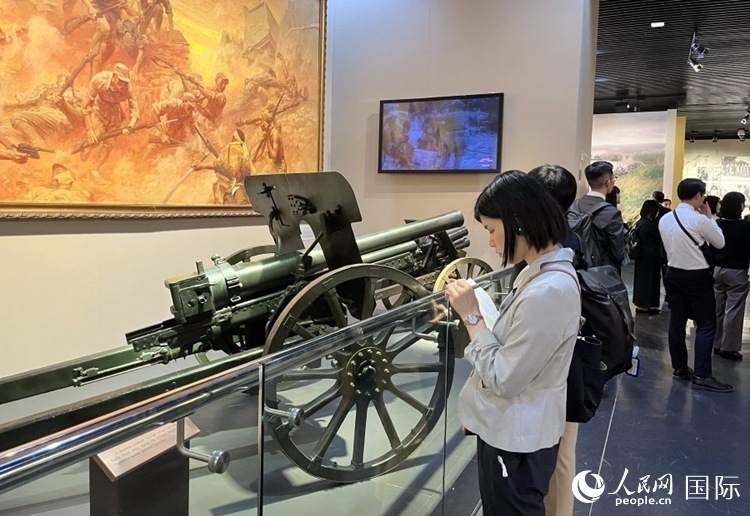 創(chuàng)價學會青年代表團成員在中國人民抗日戰(zhàn)爭紀念館參觀。人民網(wǎng)記者 陳思攝