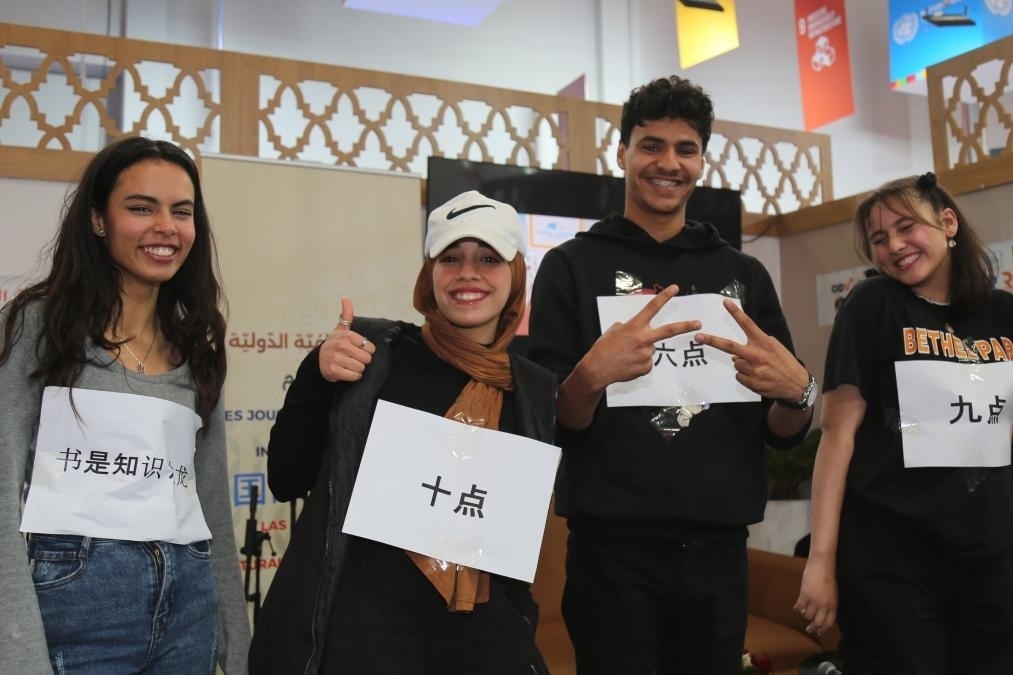 2024年4月24日，突尼斯高中生在首都突尼斯市舉辦的突尼斯國際書展上表演漢語節(jié)目。新華社發(fā)（阿代爾攝）