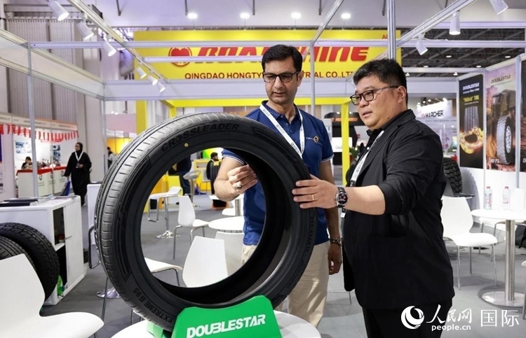 工作人員向客戶展示雙星電動(dòng)汽車輪胎。和傳統(tǒng)汽車輪胎相比，電動(dòng)汽車輪胎具有更高承載能力、更加靜音舒適、更好極速抓地、更低滾動(dòng)阻力等特點(diǎn)。人民網(wǎng)記者 管克江攝