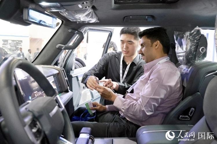 客戶在了解中國(guó)產(chǎn)汽車。人民網(wǎng)記者 管克江攝