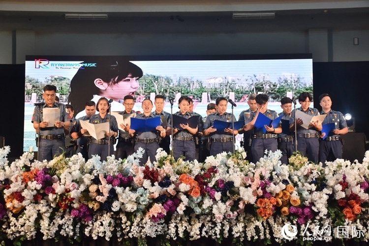 邦板牙省警察局學(xué)員在結(jié)業(yè)典禮上表演合唱。人民網(wǎng)記者 樊帆攝