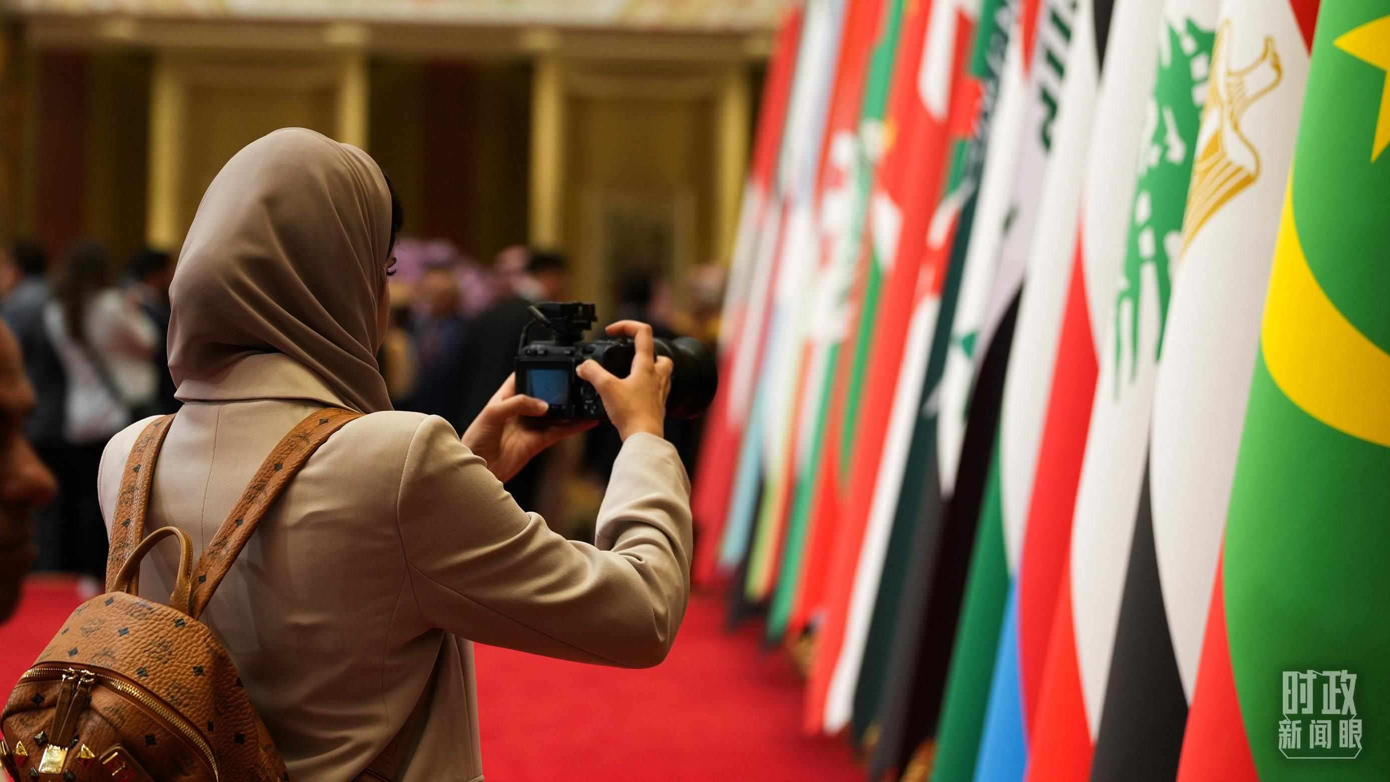 △外國(guó)媒體拍攝現(xiàn)場(chǎng)旗陣。（總臺(tái)國(guó)廣記者李晉拍攝）