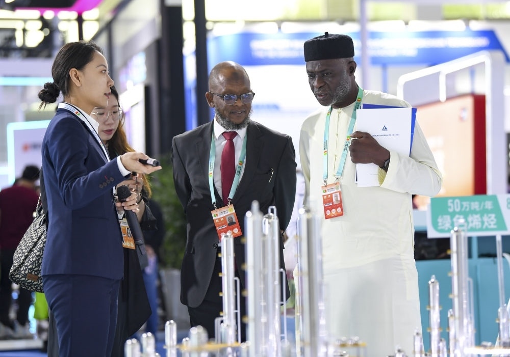 2023年9月22日，嘉賓在第六屆中阿博覽會(huì)上了解清潔能源項(xiàng)目。新華社記者 馮開(kāi)華 攝