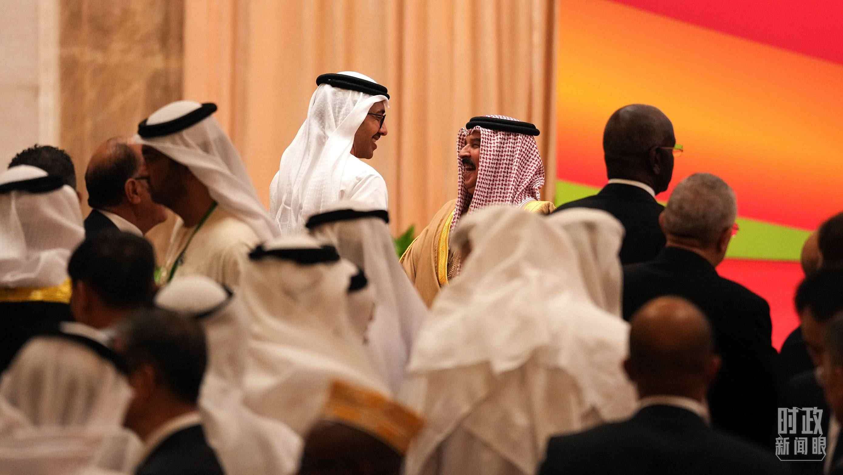 △與會(huì)代表在交談。（總臺(tái)國(guó)廣記者李晉拍攝）