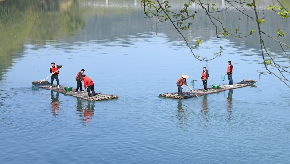 浙江省臺州市仙居縣步路鄉(xiāng)黨員志愿者與河長一起在永安溪巡河護水，清理雜物垃圾（2024年3月20日攝）。新華社發(fā)（王華斌攝）