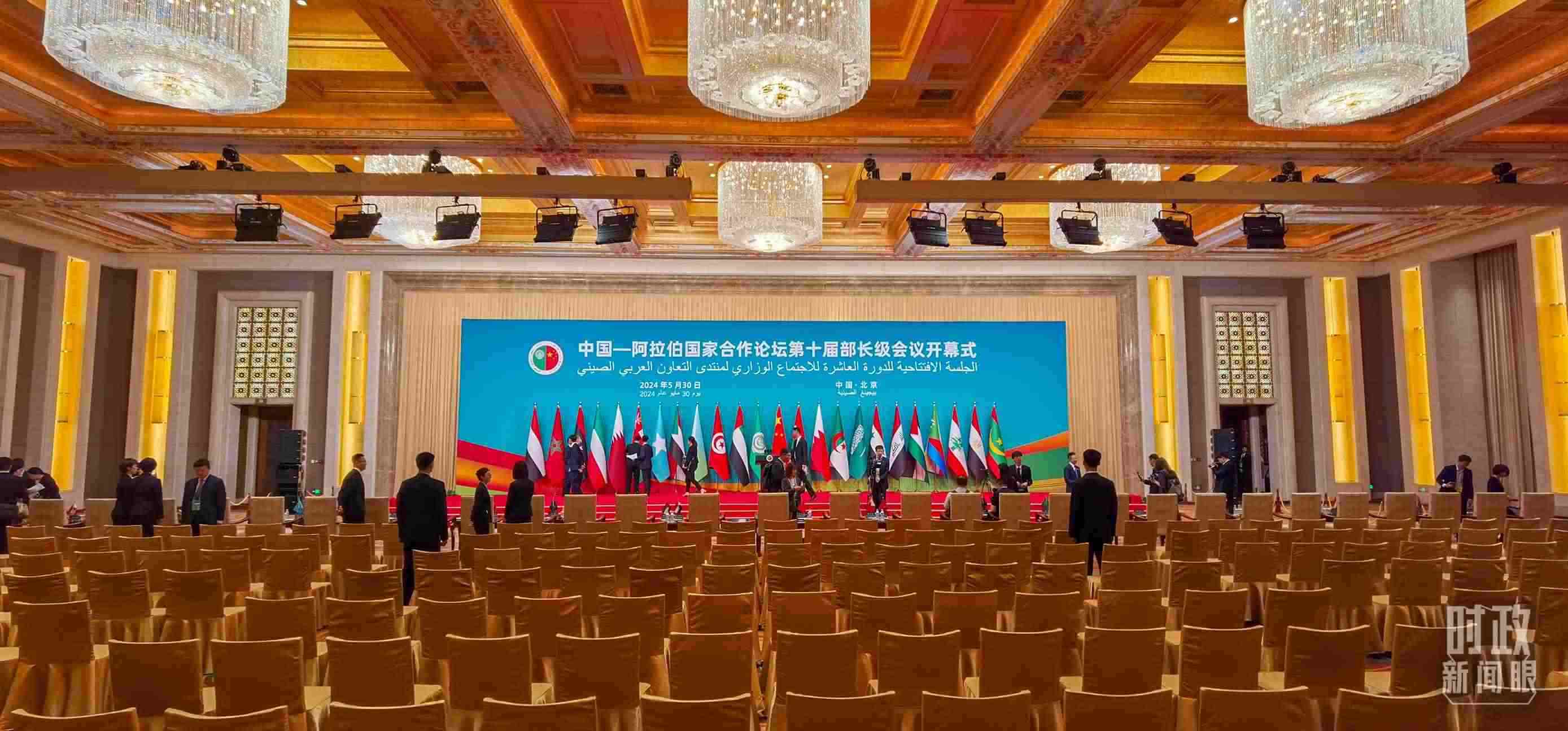 △會(huì)議開始前，現(xiàn)場(chǎng)正在進(jìn)行各項(xiàng)準(zhǔn)備工作。（總臺(tái)央視記者郭鴻拍攝）