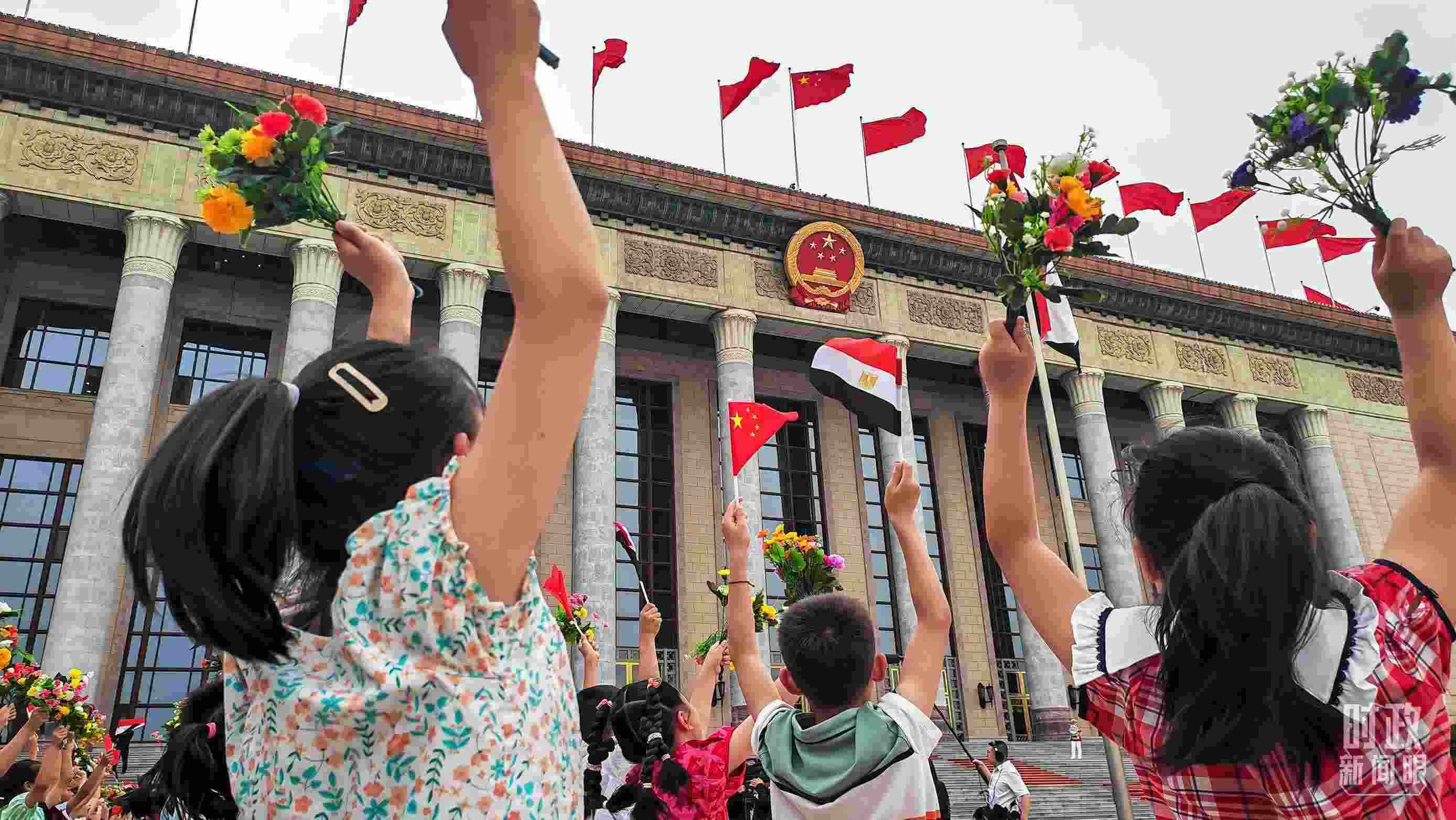 △5月29日下午，習(xí)近平主席舉行儀式歡迎埃及總統(tǒng)塞西訪華。圖為歡迎儀式現(xiàn)場(chǎng)的少年兒童。（總臺(tái)央視記者劉琦拍攝）