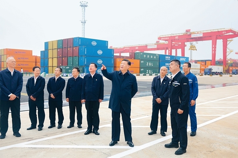 2024年5月22日至24日，中共中央總書(shū)記、國(guó)家主席、中央軍委主席習(xí)近平在山東考察。這是22日下午，習(xí)近平在日照港察看全自動(dòng)化集裝箱碼頭作業(yè)場(chǎng)景。 新華社記者 鞠鵬/攝
