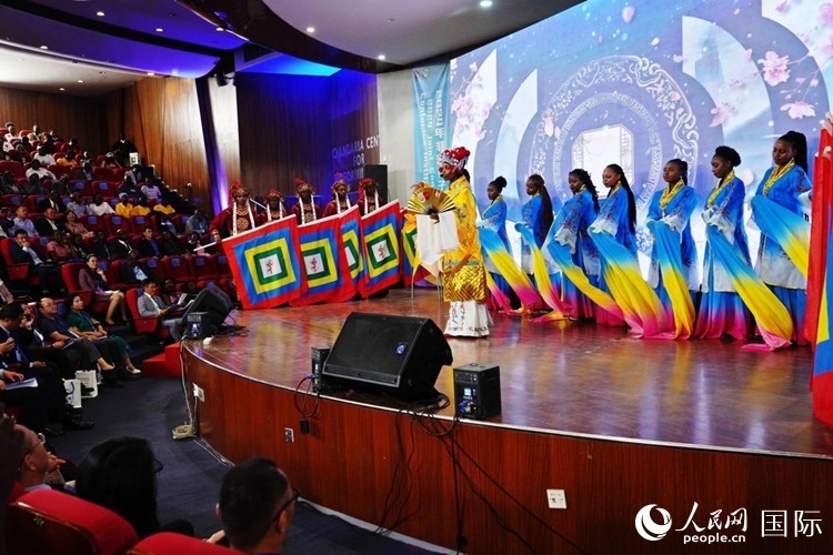 開幕式前，內(nèi)羅畢大學(xué)孔子學(xué)院學(xué)生進(jìn)行文藝表演。人民網(wǎng)記者 黃煒鑫攝