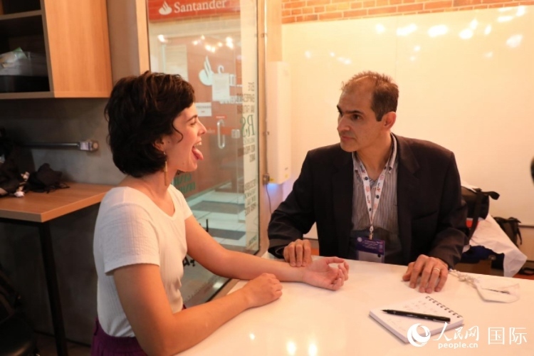 在巴西米納斯吉拉斯州首府貝洛奧里藏特開辦診所的中醫(yī)師保羅·貢扎爾韋斯，正在把脈并觀察舌苔。人民網(wǎng)記者 陳一鳴攝