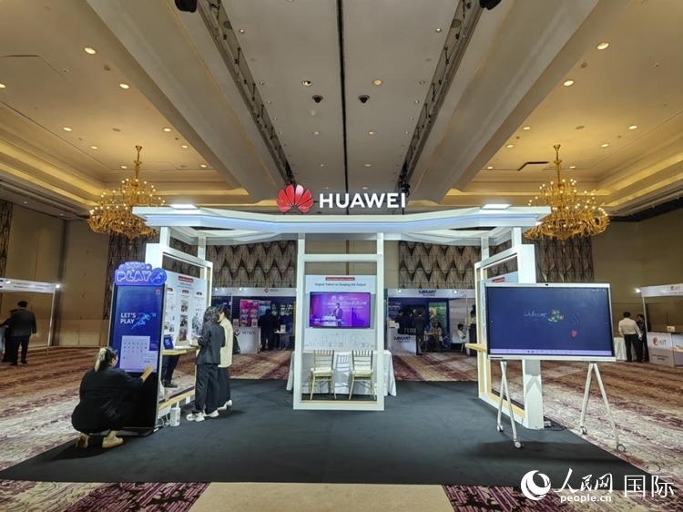 峰會現(xiàn)場，由泰國政府、中泰高校和客戶伙伴搭建的人才雙選會和伙伴展臺開放。人民網(wǎng)記者 楊一攝