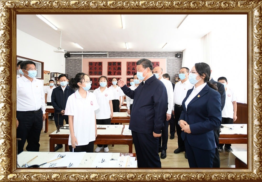 2021年9月13日至14日，習(xí)近平總書記在陜西省榆林市考察。14日上午，習(xí)近平在綏德實驗中學(xué)考察時，同正在練習(xí)書法的學(xué)生親切交流。