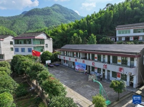 這是5月28日拍攝的湖南省衡陽(yáng)市衡陽(yáng)縣岣嶁鄉(xiāng)妙溪小學(xué)（無(wú)人機(jī)照片）。