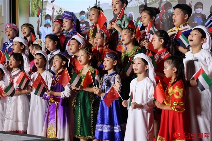 活動上，身著中阿傳統(tǒng)服飾的孩子們共唱歌曲，表達(dá)對美好未來的向往。人民網(wǎng)記者 張志文攝
