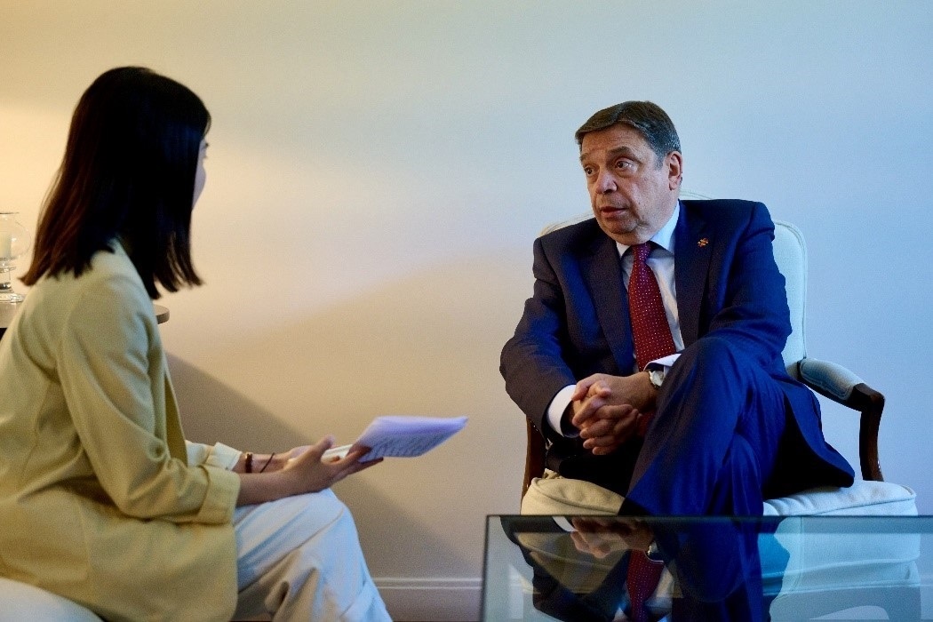 西班牙農(nóng)業(yè)、漁業(yè)和食品大臣普拉納斯接受人民網(wǎng)專訪。西班牙駐華大使館供圖