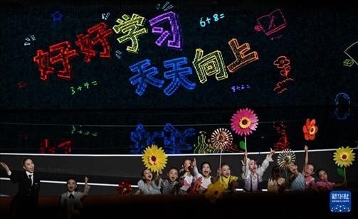 6月1日，演員在“我和祖國一起成長”主題演出活動(dòng)中表演。新華社記者 金良快 攝