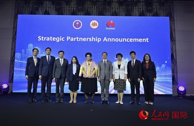 數(shù)字人才峰會(huì)現(xiàn)場(chǎng)。左五為泰國(guó)高等教育、科學(xué)、研究和創(chuàng)新部長(zhǎng)素巴瑪·伊沙拉帕迪，右三中國(guó)駐泰國(guó)大使館教育參贊許蘭，右四為華為泰國(guó)技術(shù)有限公司總經(jīng)理李雄偉。人民網(wǎng)記者 簡(jiǎn)承淵攝