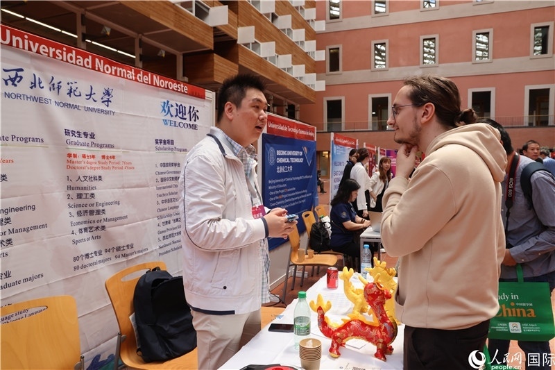 西班牙應(yīng)屆畢業(yè)生在展臺前咨詢。人民網(wǎng)記者 顏歡攝