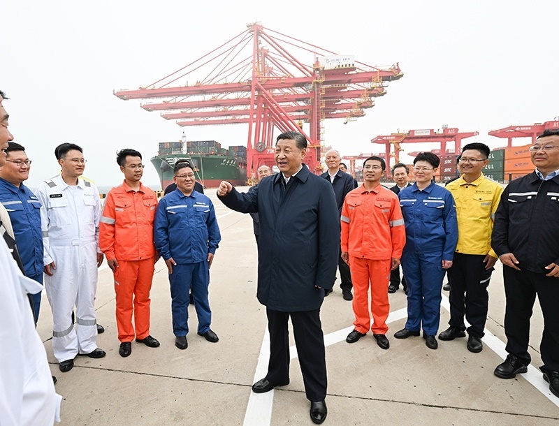 △2024年5月22日，習(xí)近平總書記在山東省日照港親切慰問港口科技工作者、運(yùn)營人員、航運(yùn)人員。