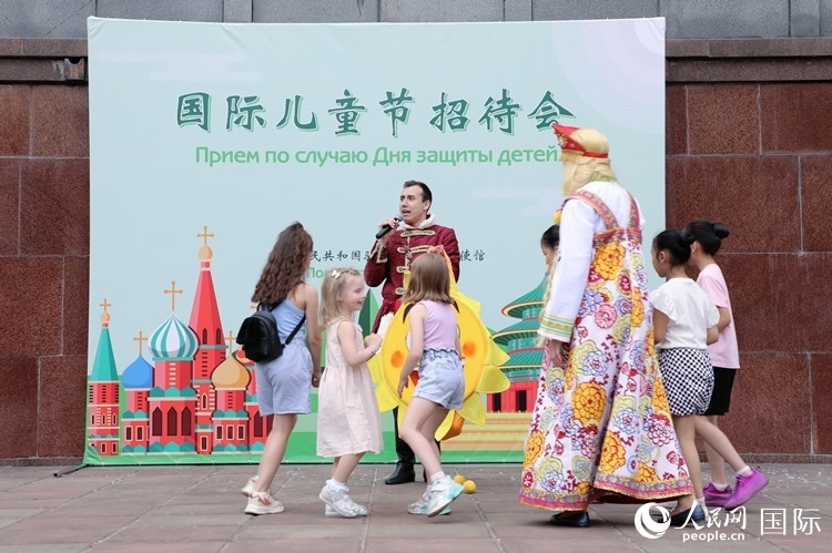 中俄兩國小朋友共同參與互動(dòng)游戲。人民網(wǎng)記者 隋鑫攝